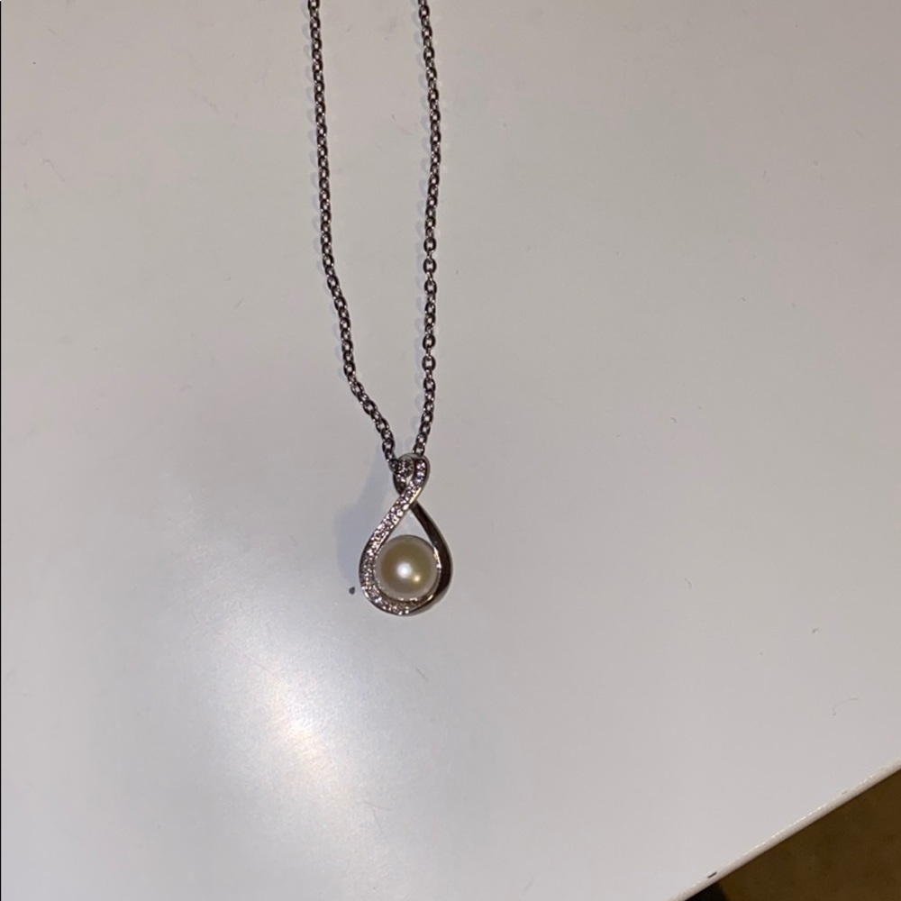 Brand new pearl and sparkly necklace